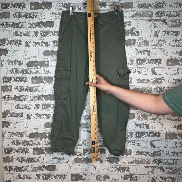 Levi’s | women sage green cargo joggers - Picture 9 of 11
